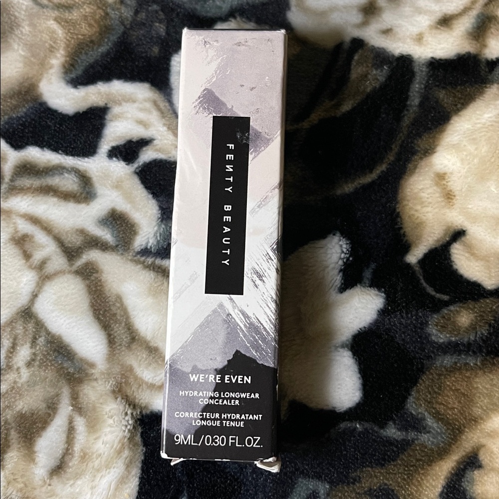 Fenty 470W We're Even Hydrating Longwear Concealer - Picture 3 of 5